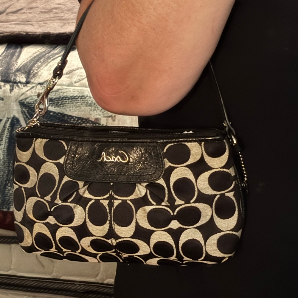 FINAL PRICE🔥Coach Black and Cream Wristlet#9-1/2X6